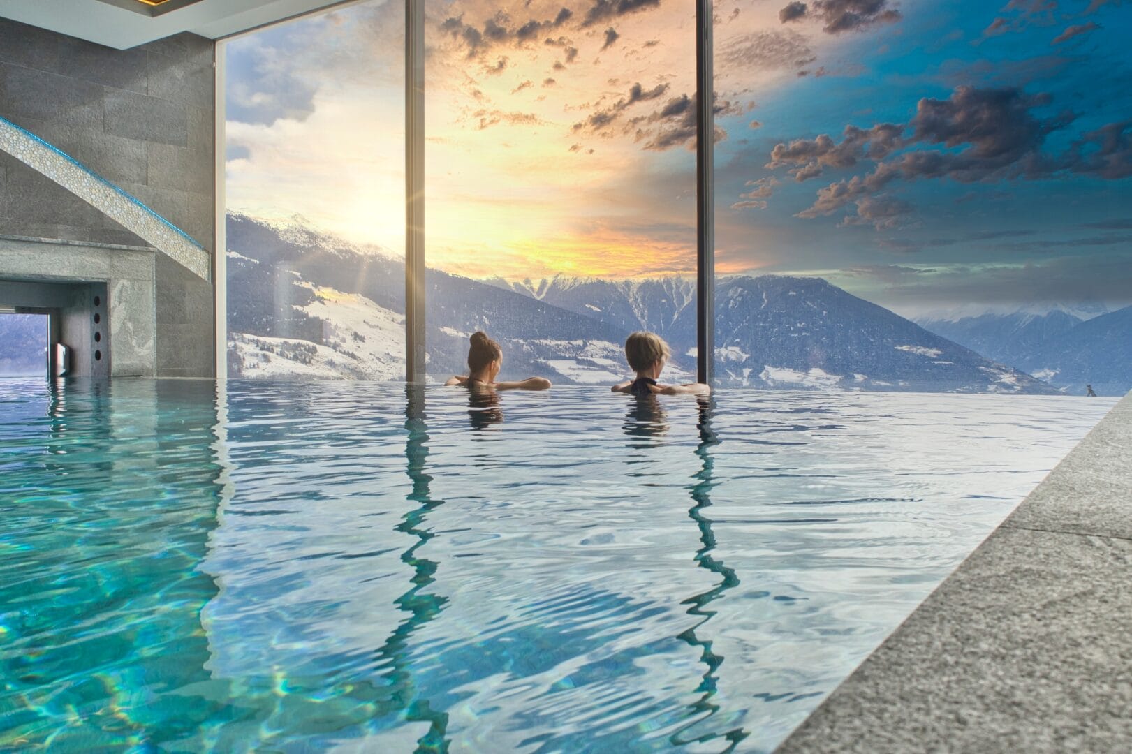 Women,Enjoying,The,Panoramic,View,From,The,Pool,In,The